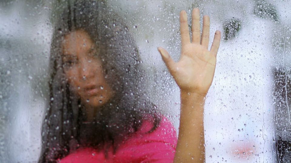 Тряпку в сторону: от конденсата на окнах поможет раз и навсегда избавиться один продукт