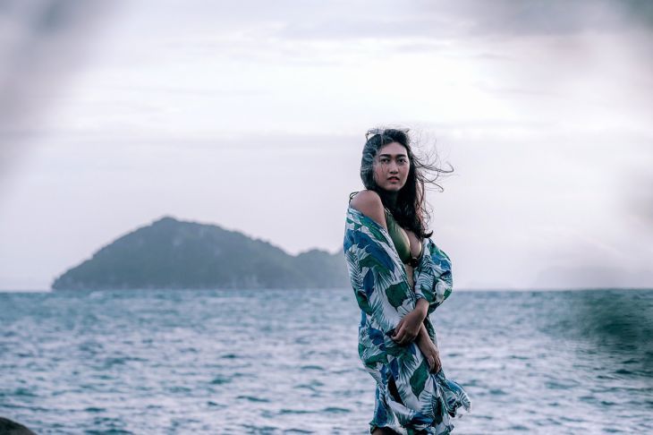 Палантин как аксессуар на лето: стилист Юлия Никифорова рассказала, как правильно его носить