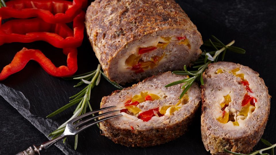 Нежнейший рулет на горячее к Новому году: мясо точно не будет резиновым