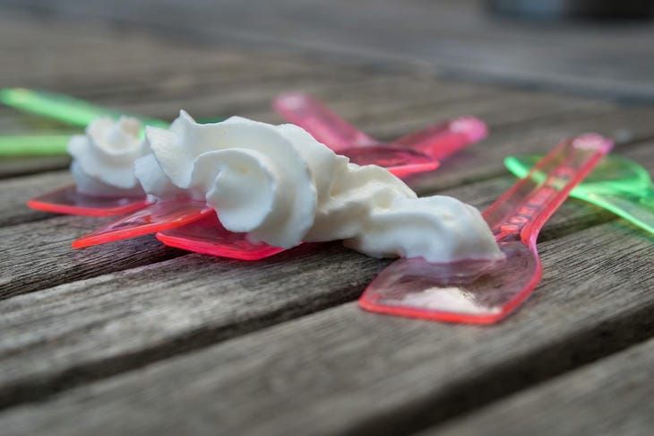 Взбитые сливки без миксера: этот лайфхак взорвал соцсети