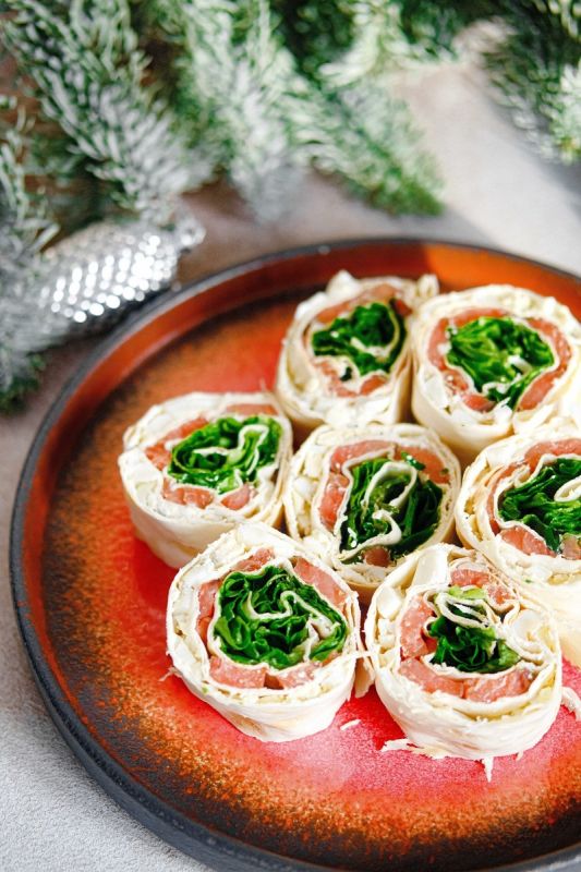 Простой и эффектный рецептик закусок: роллы с нежной рыбой