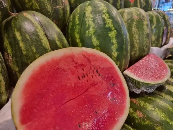 Можно ли есть арбузные семечки: вредная привычка или источник пользы – разбираем правду