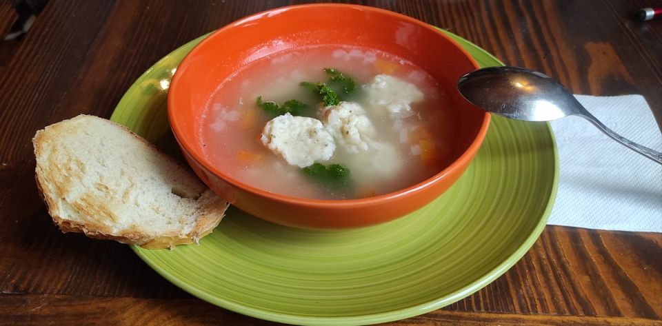 Насыщенный и быстрый куриный суп с сырными клецками: легкий вариант для всей семьи