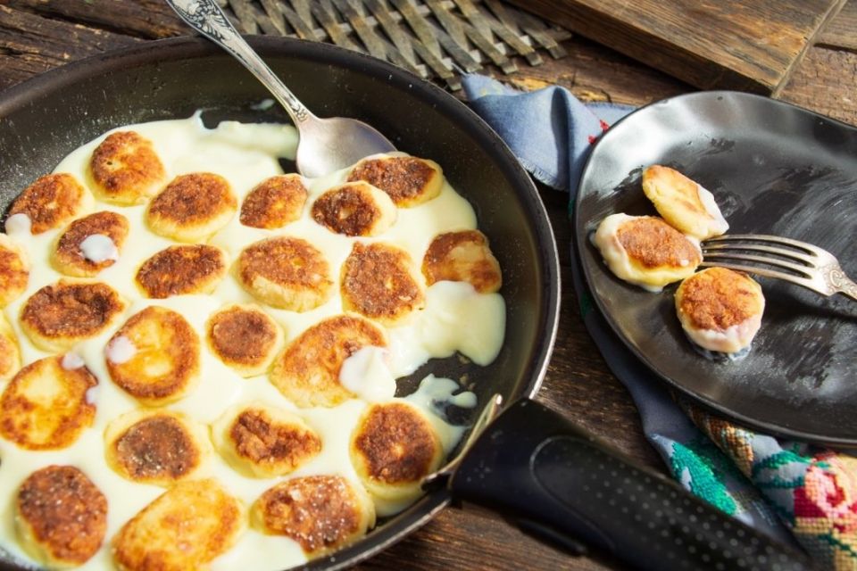 Приготовление сырников с заварным кремом: шаг за шагом