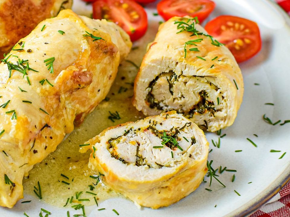 Как превратить куриную грудку в нежный рулет с сыром и укропом: рецепт на сковороде