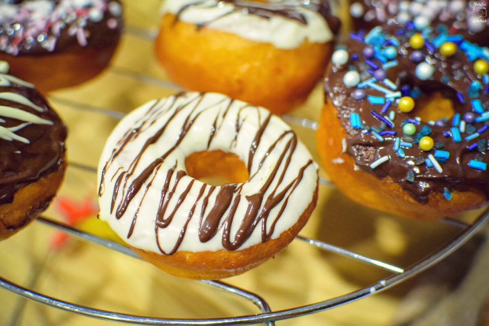 Шоколадные пончики и донатсы с кремовой начинкой — угощение для истинных гурманов